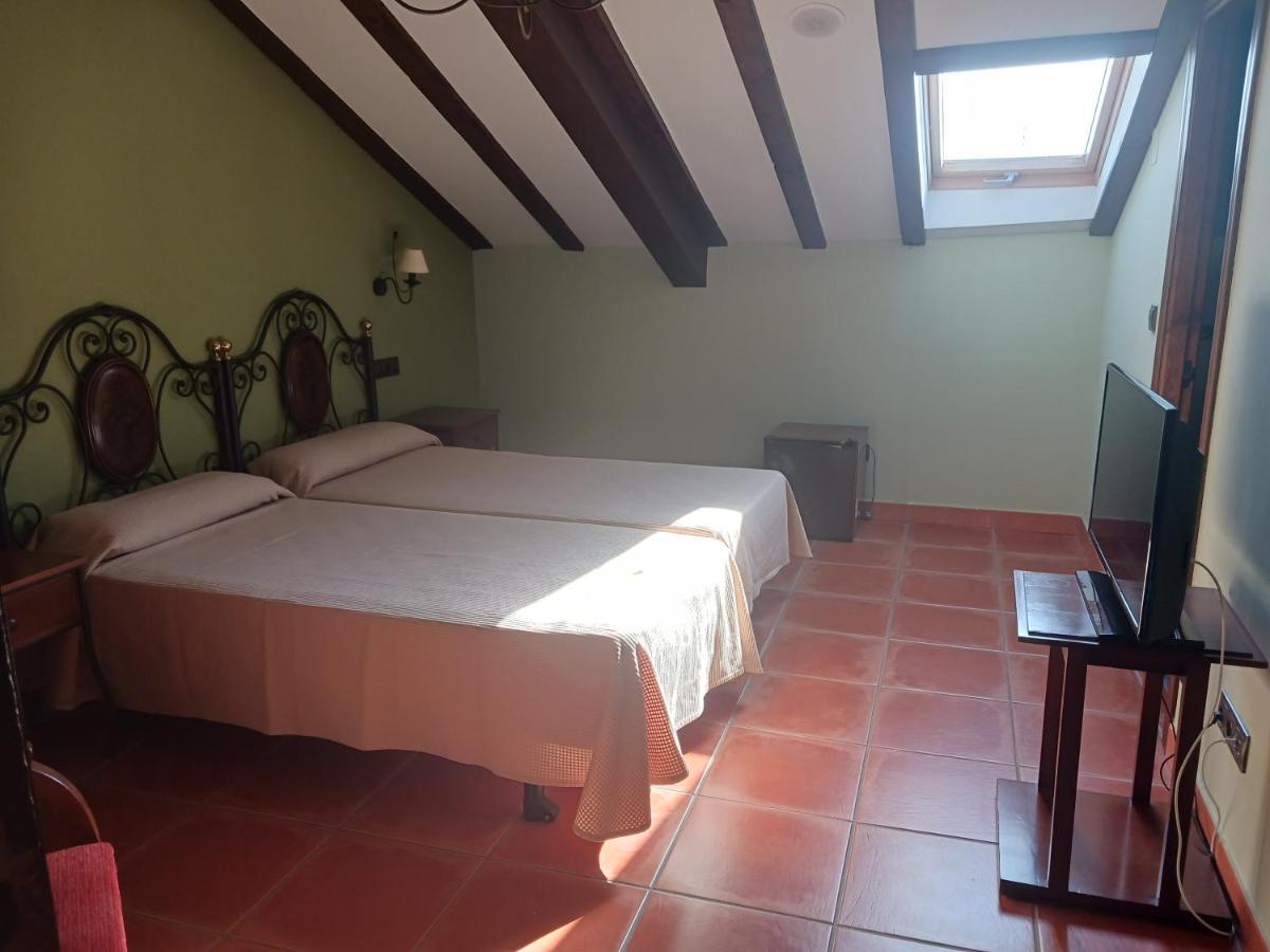 Hotel Restaurante Dona Elvira Nava del Rey 외부 사진