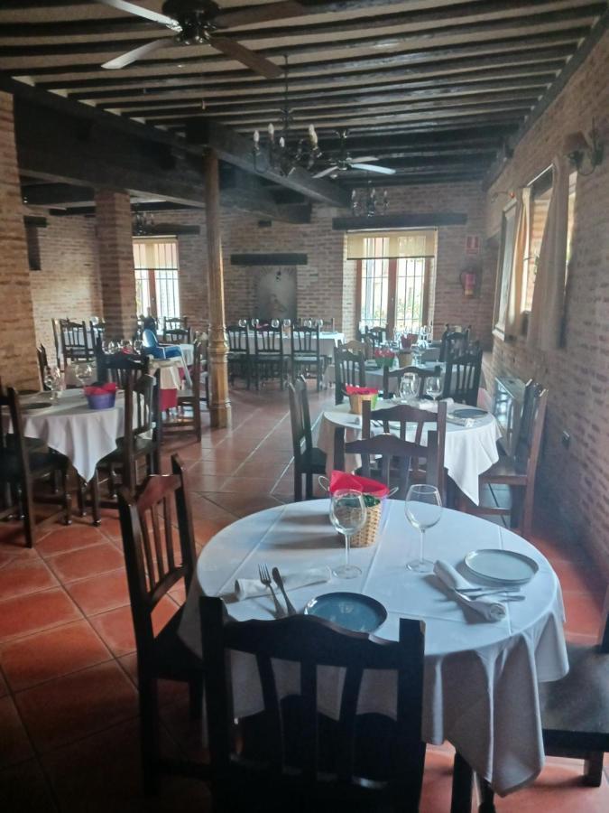 Hotel Restaurante Dona Elvira Nava del Rey 외부 사진