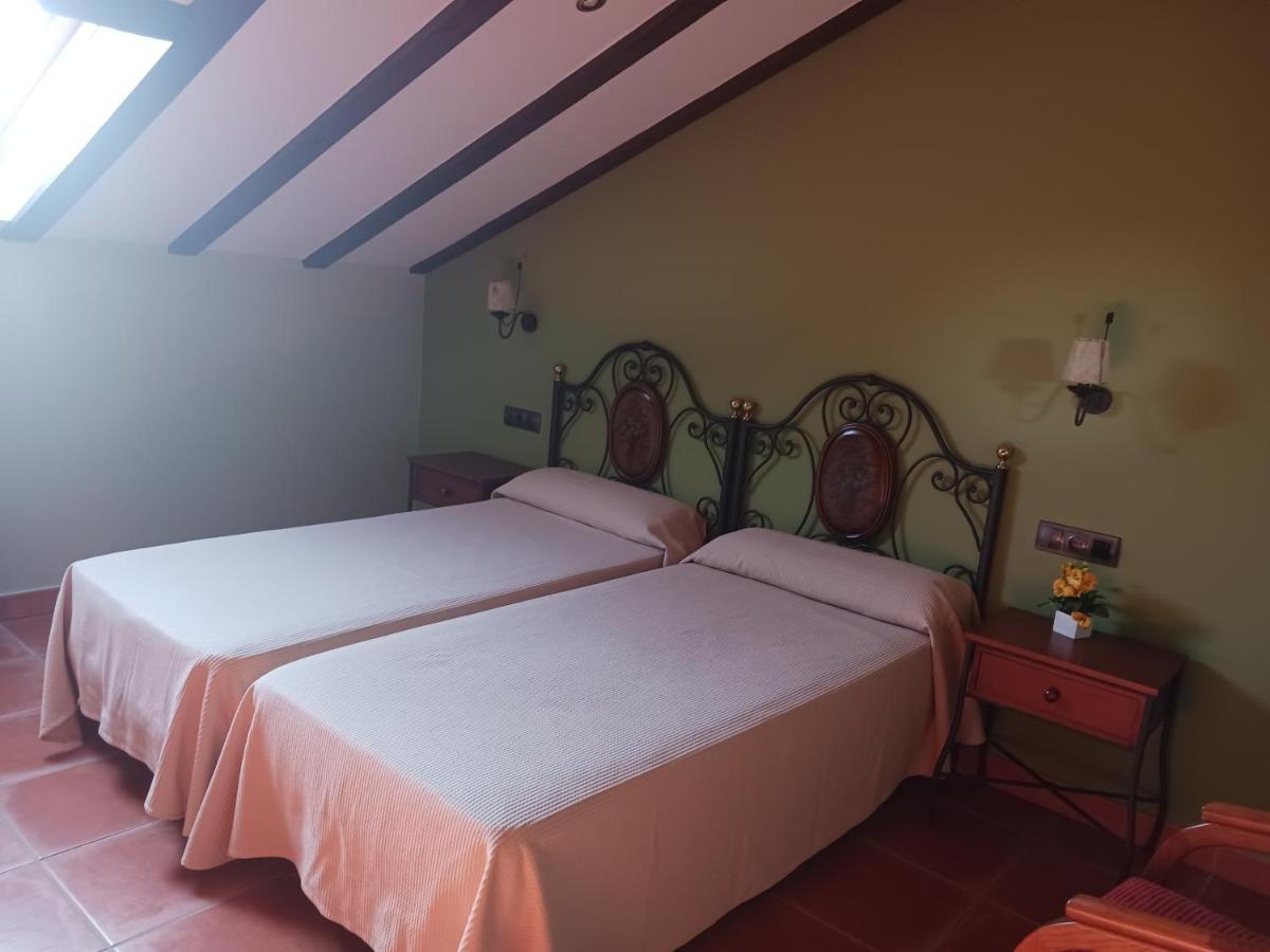 Hotel Restaurante Dona Elvira Nava del Rey 외부 사진